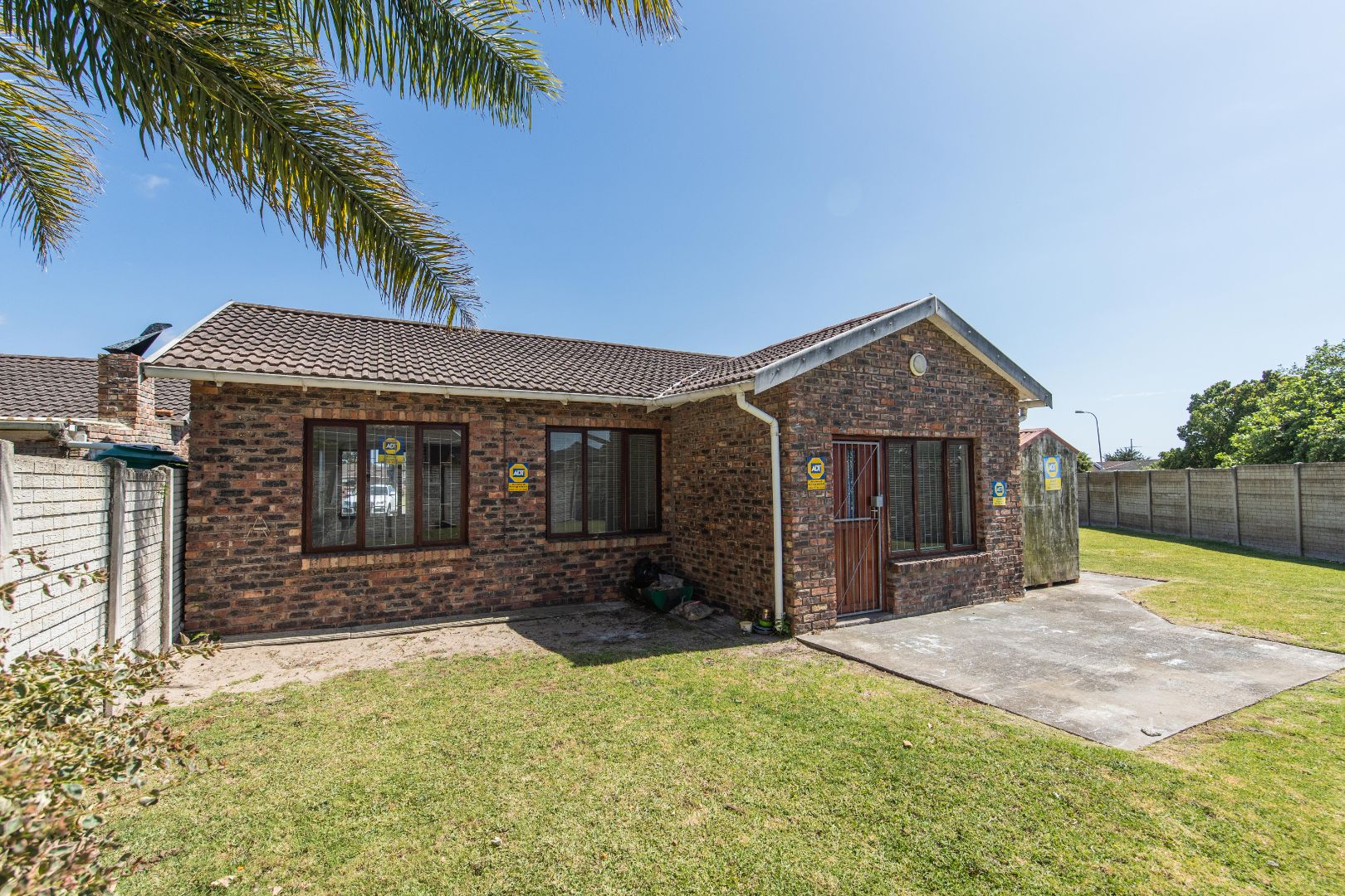 2 Bedroom Townhouse For Sale in Lorraine RE/MAX™ of Southern Africa