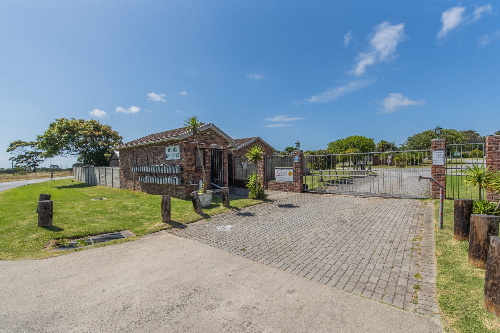 2 Bedroom Townhouse For Sale in Lorraine RE/MAX™ of Southern Africa