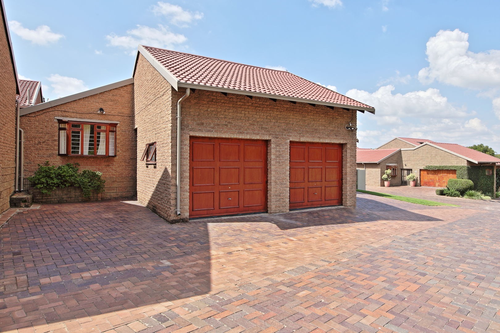 2 Bedroom Townhouse For Sale in Lonehill RE/MAX™ of Southern Africa