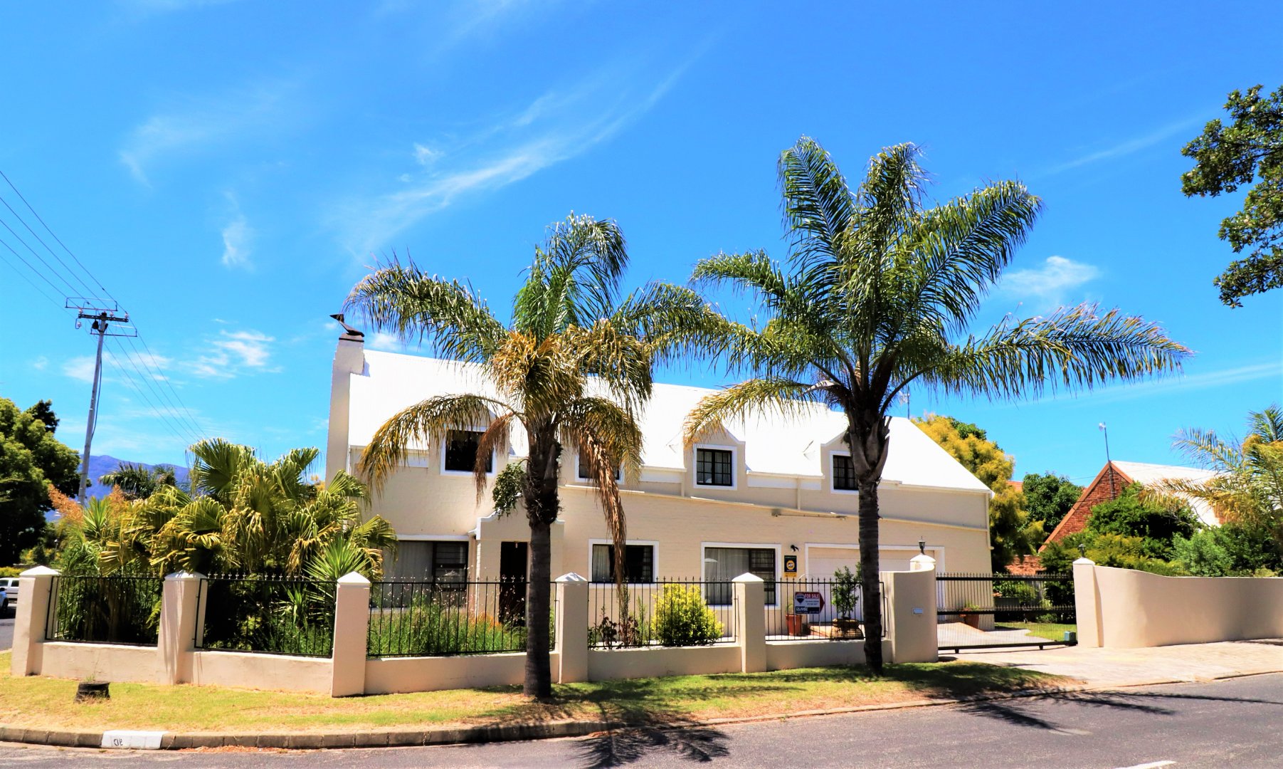 4 Bedroom House For Sale in Paarl North RE/MAX™ of Southern Africa