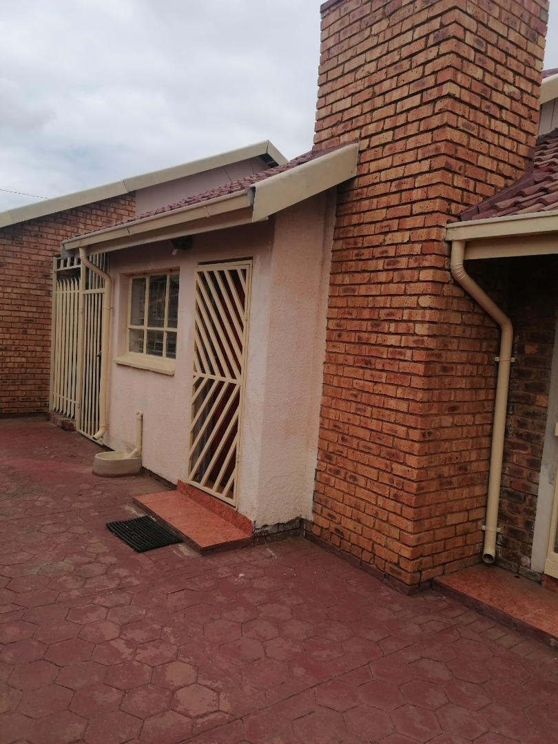 4 Bedroom House For Sale in Mamelodi East RE/MAX™ of Southern Africa