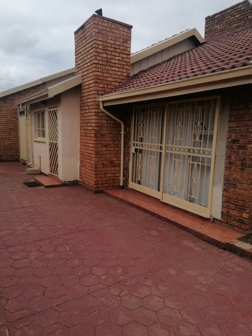 4 Bedroom House For Sale in Mamelodi East RE/MAX™ of Southern Africa