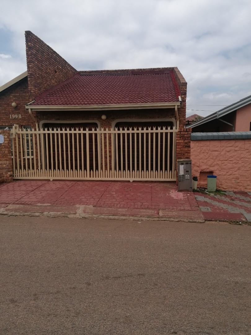 4 Bedroom House For Sale in Mamelodi East RE/MAX™ of Southern Africa