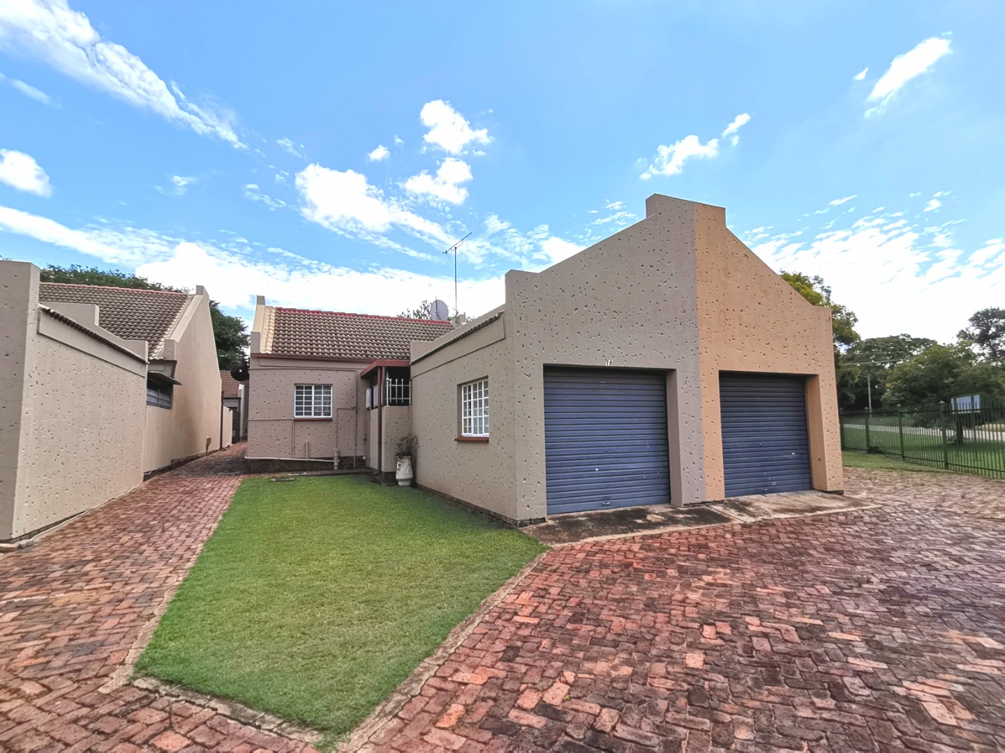1 Bedroom Townhouse For Sale in Modimolle RE/MAX™ of Southern Africa