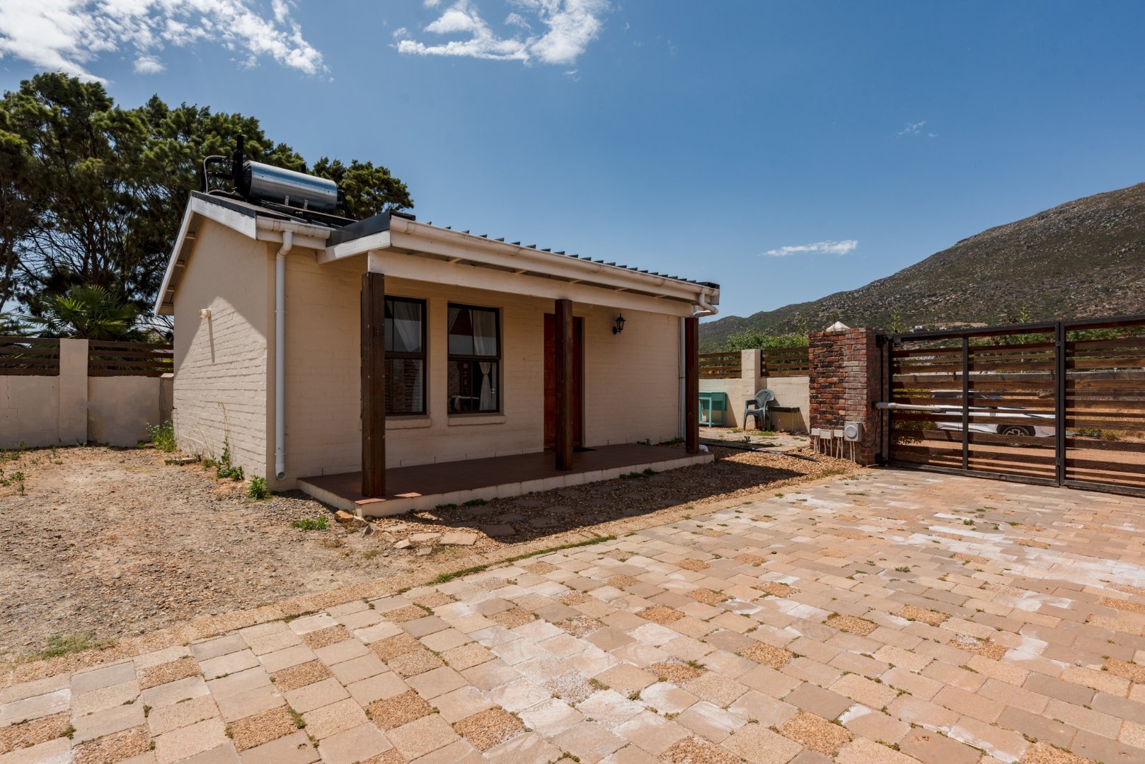 5 Bedroom House For Sale in Sunnydale RE/MAX™ of Southern Africa