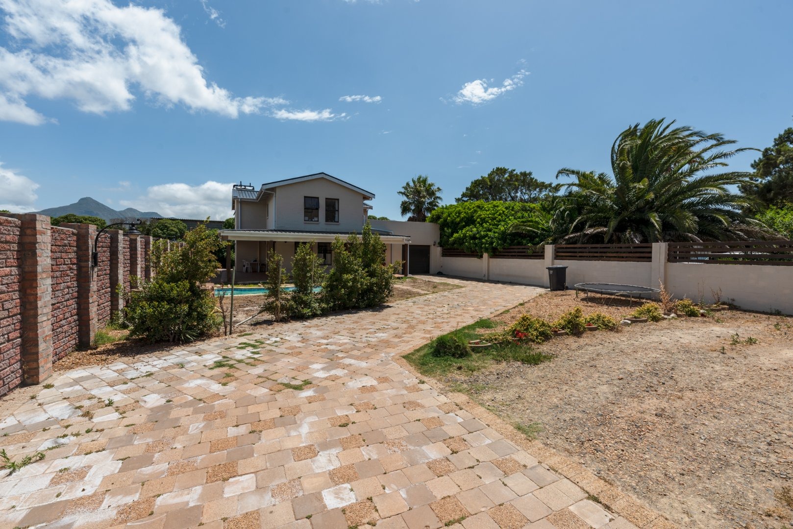 5 Bedroom House For Sale in Sunnydale RE/MAX™ of Southern Africa