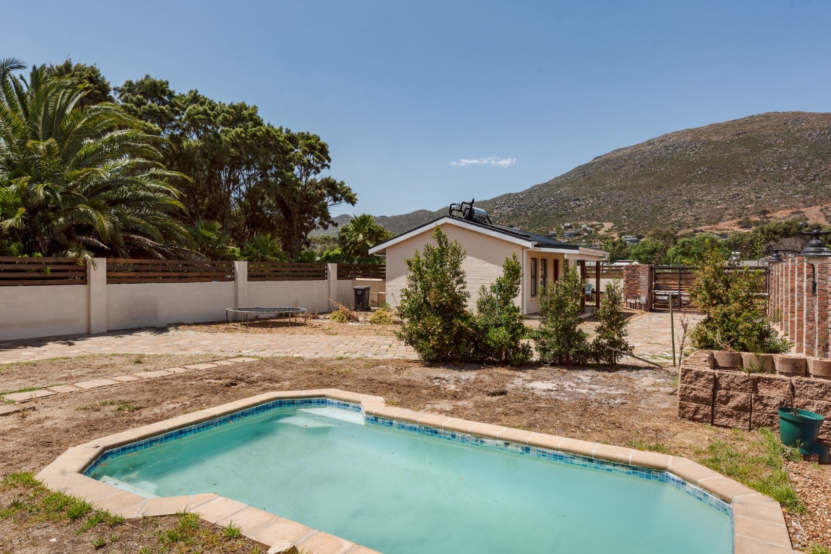 5 Bedroom House For Sale in Sunnydale RE/MAX™ of Southern Africa