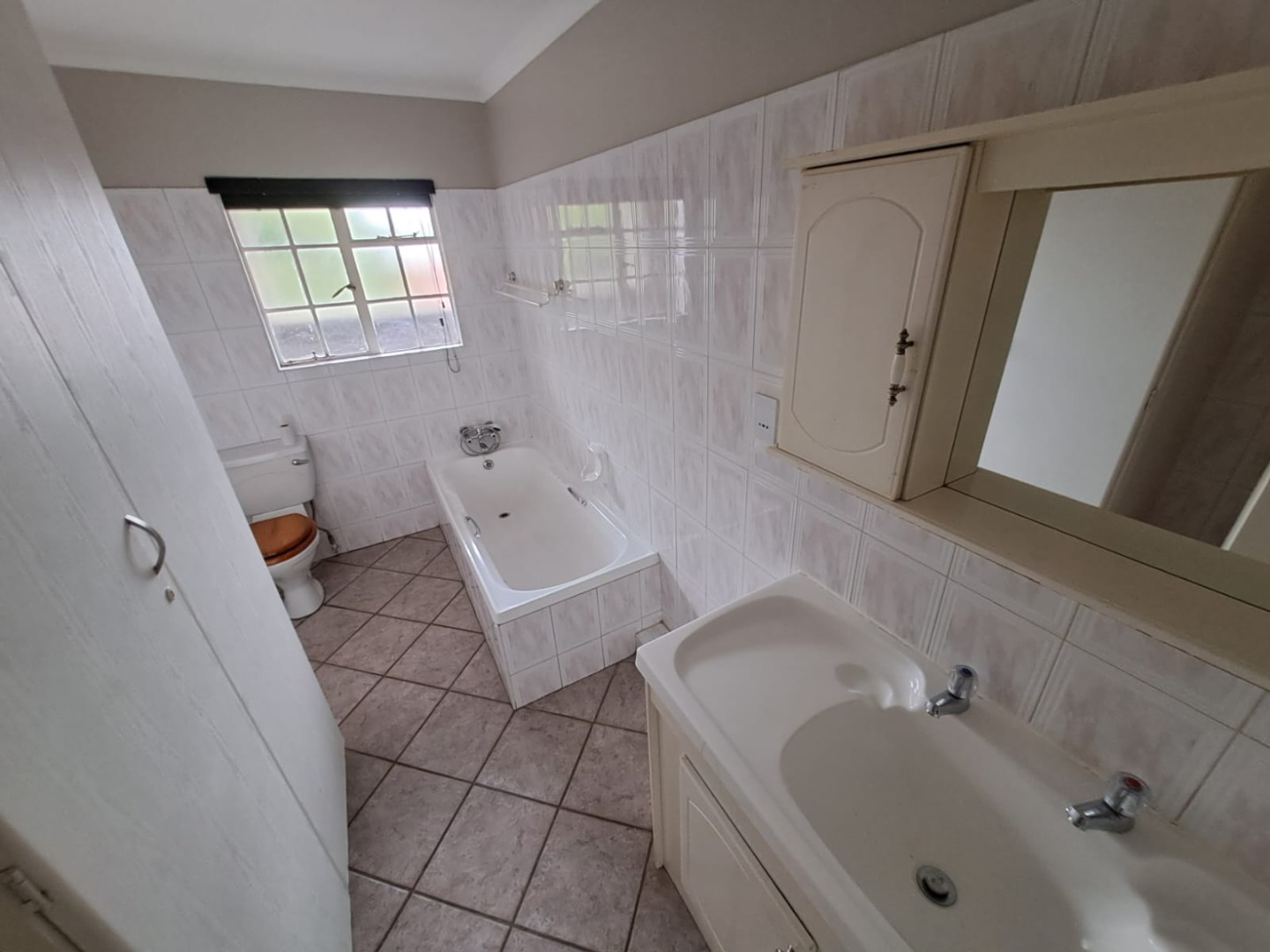 3 Bedroom Apartment / Flat To Rent in Faerie Glen RE/MAX™ of Southern