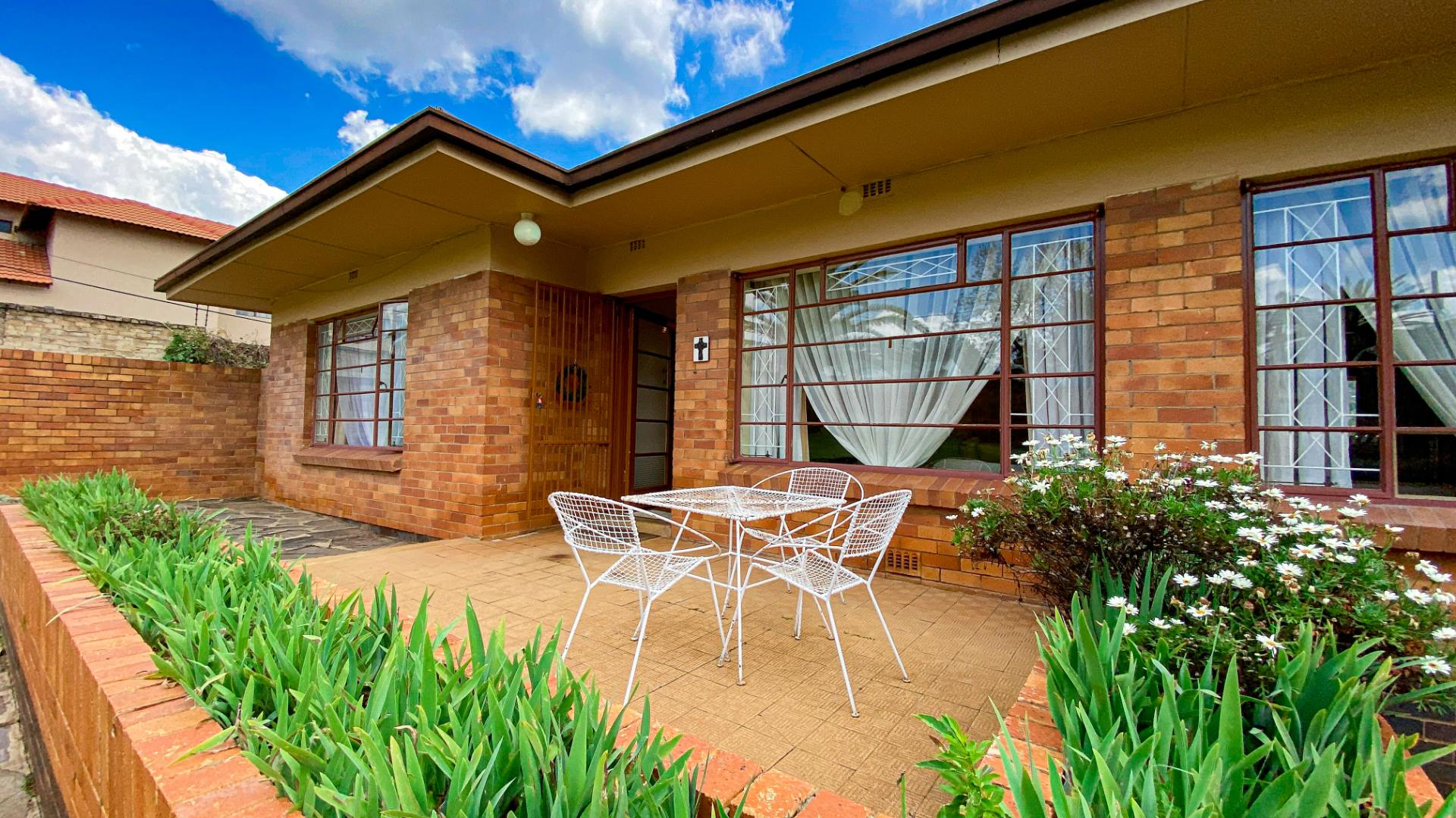 3 Bedroom House For Sale in Linden RE/MAX™ of Southern Africa