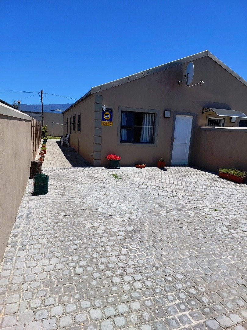 3 Bedroom House For Sale in Grassy Park RE/MAX™ of Southern Africa
