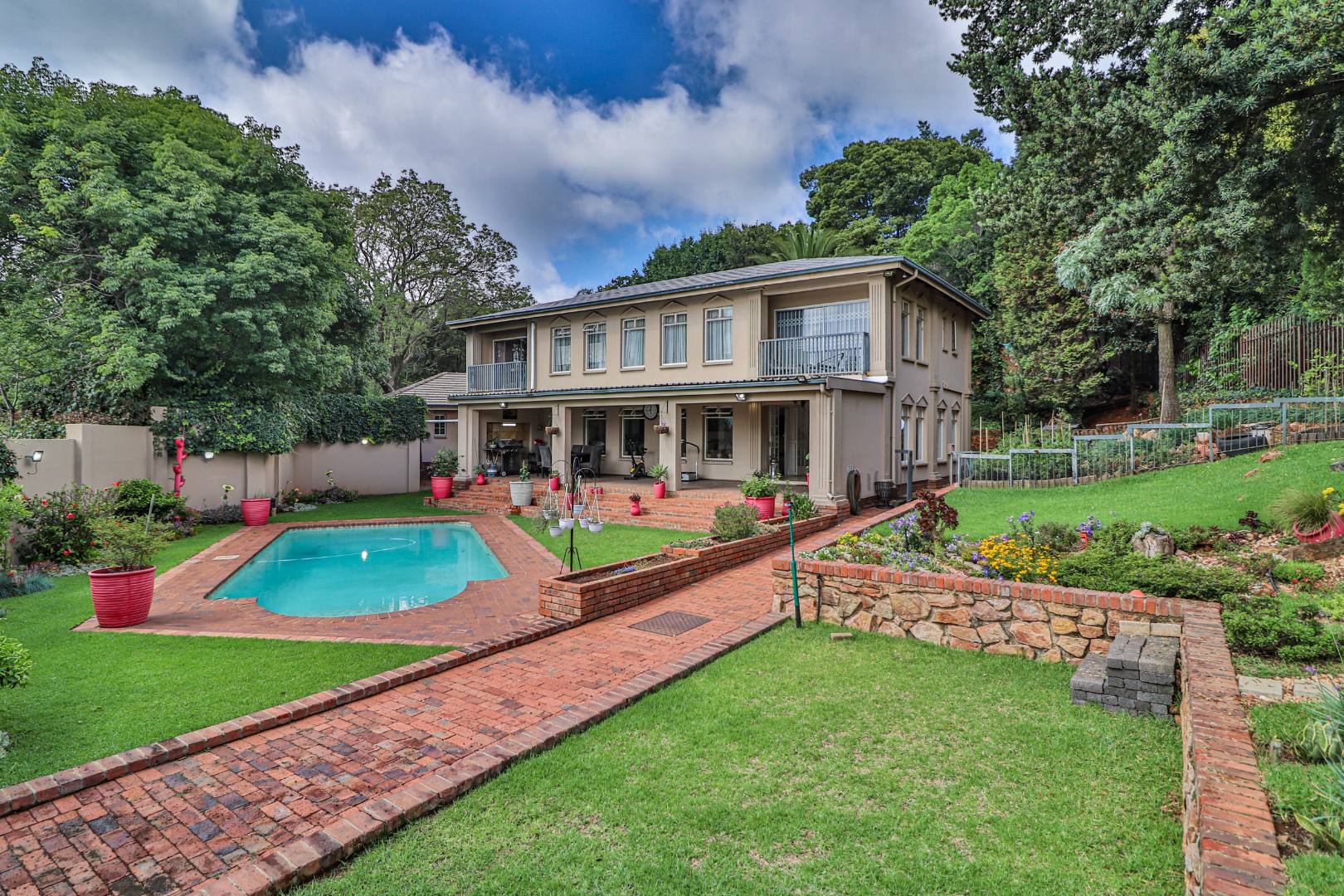 4 Bedroom House For Sale in Floracliffe RE/MAX™ of Southern Africa