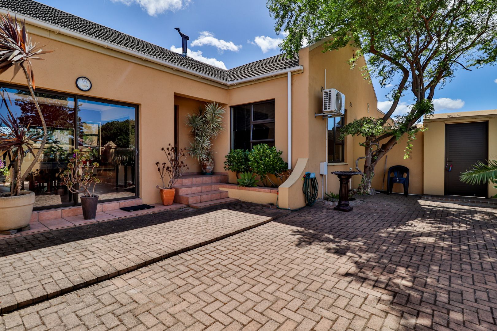 RE/MAX Property Centre