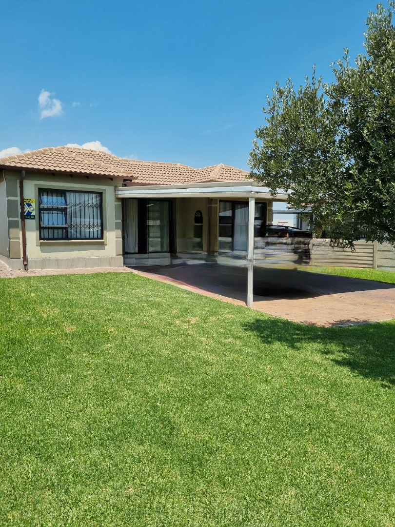 3 Bedroom House For Sale in Waterfall View RE/MAX™ of Southern Africa