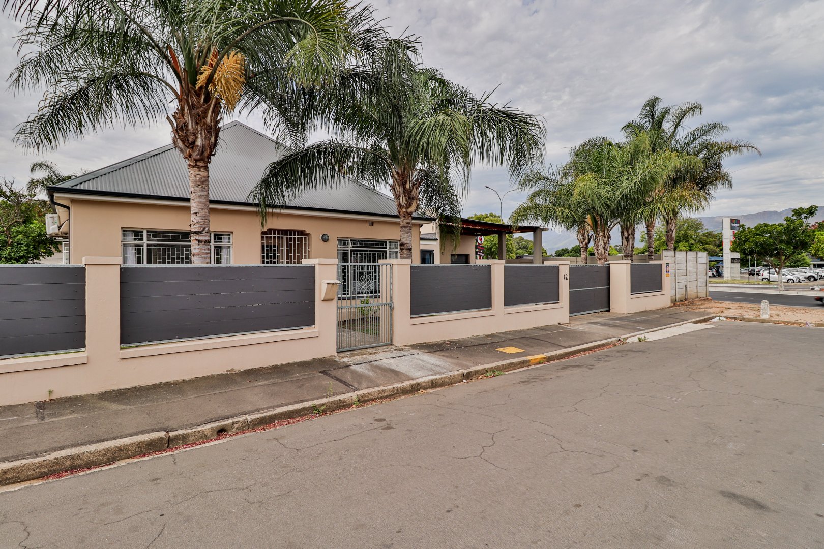 5 Bedroom House For Sale in Paarl Central RE/MAX™ of Southern Africa