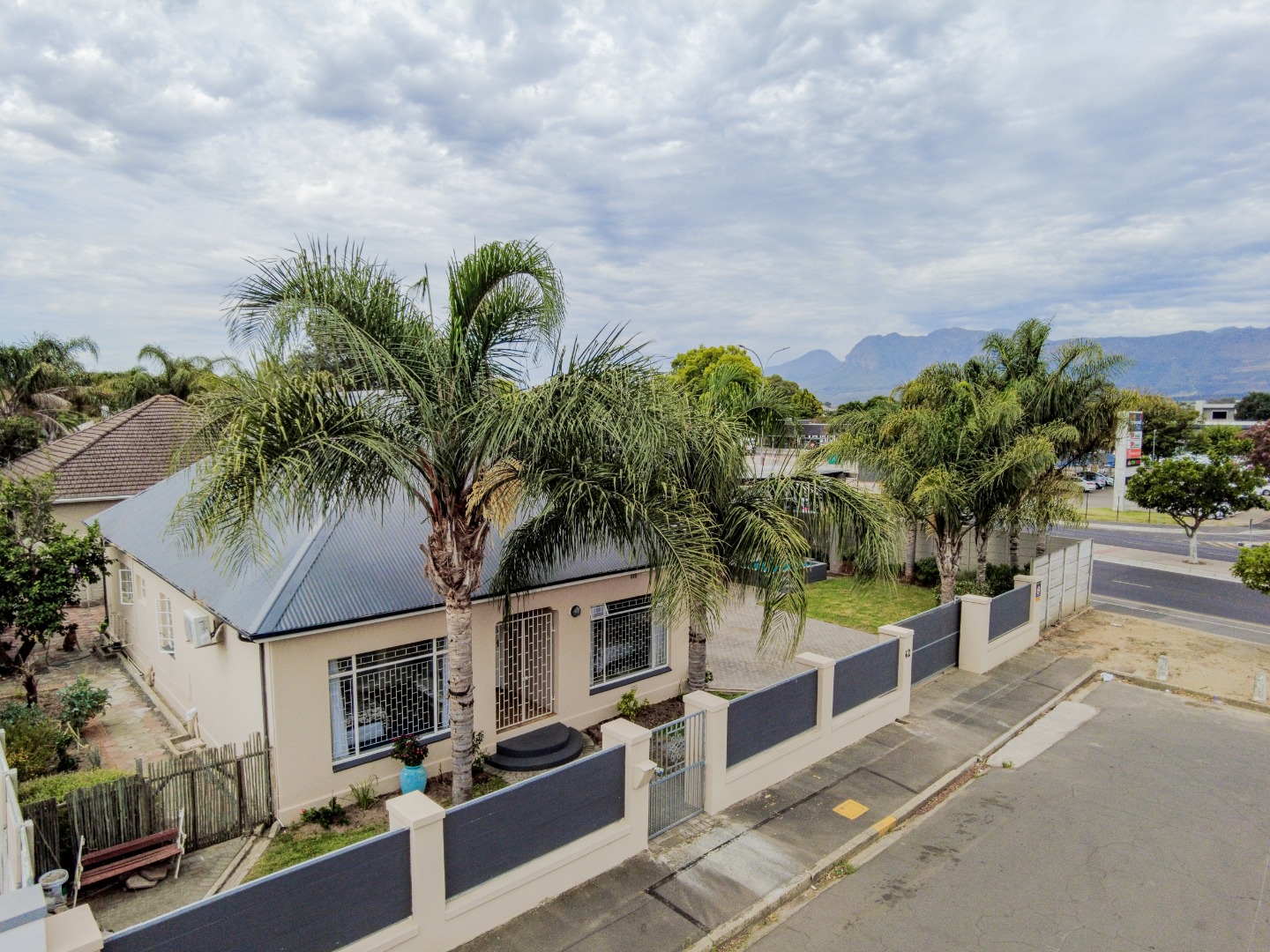 5 Bedroom House For Sale in Paarl Central RE/MAX™ of Southern Africa