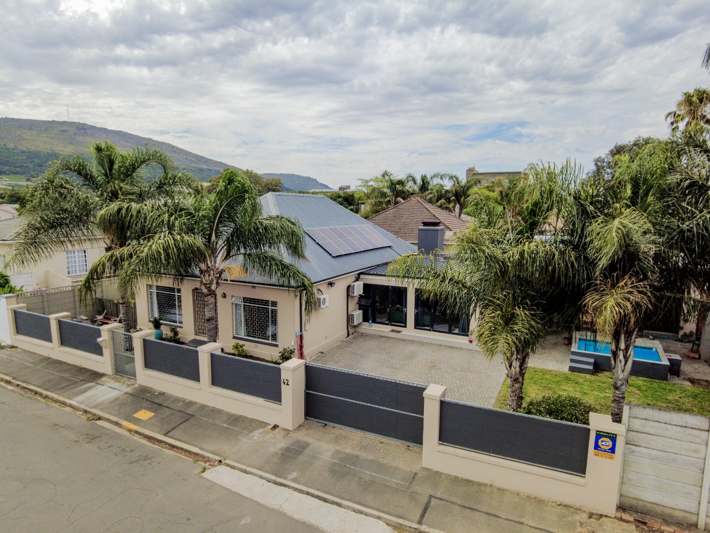 5 Bedroom House For Sale in Paarl Central RE/MAX™ of Southern Africa