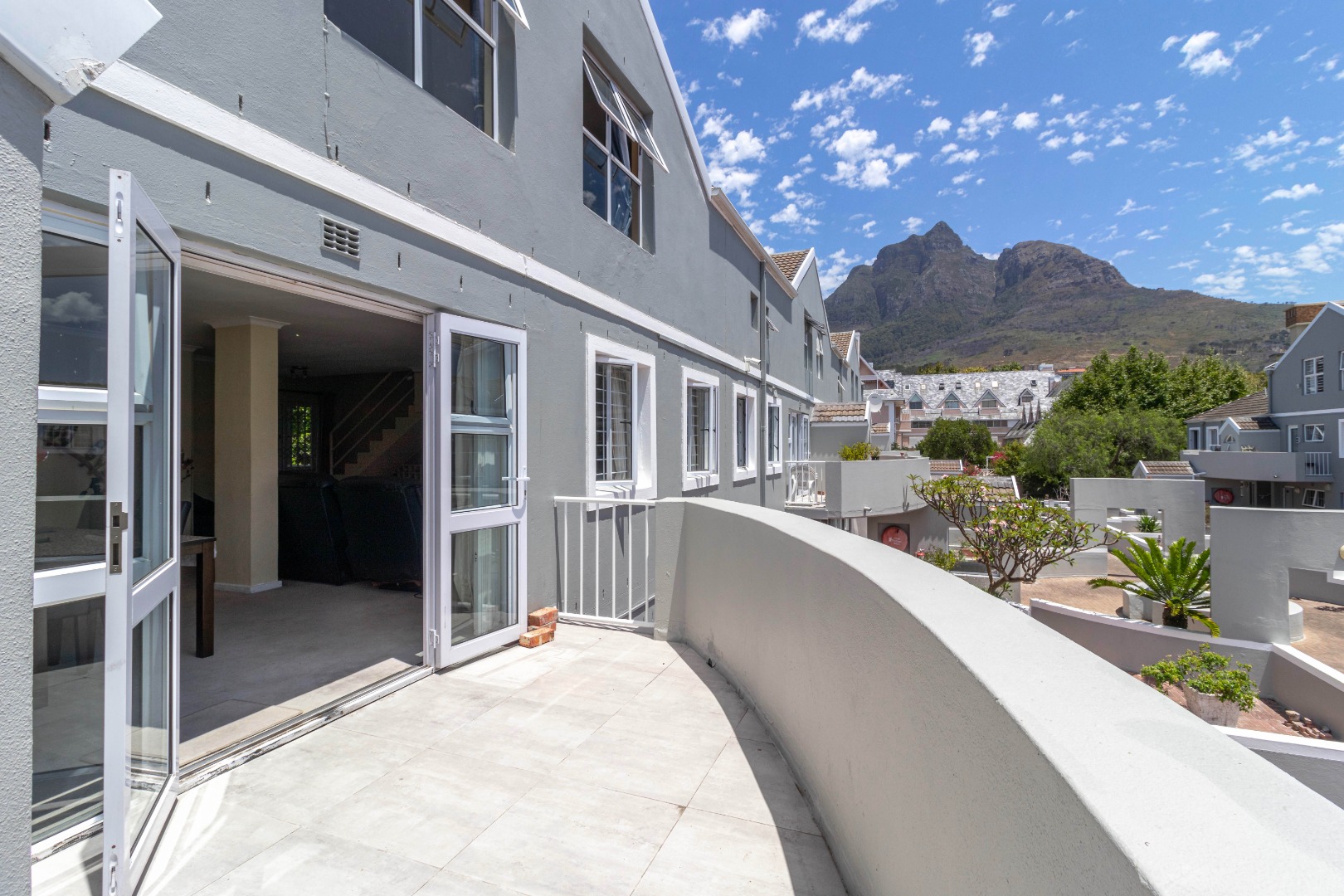 3 Bedroom Apartment / Flat For Sale in Rondebosch RE/MAX™ of Southern