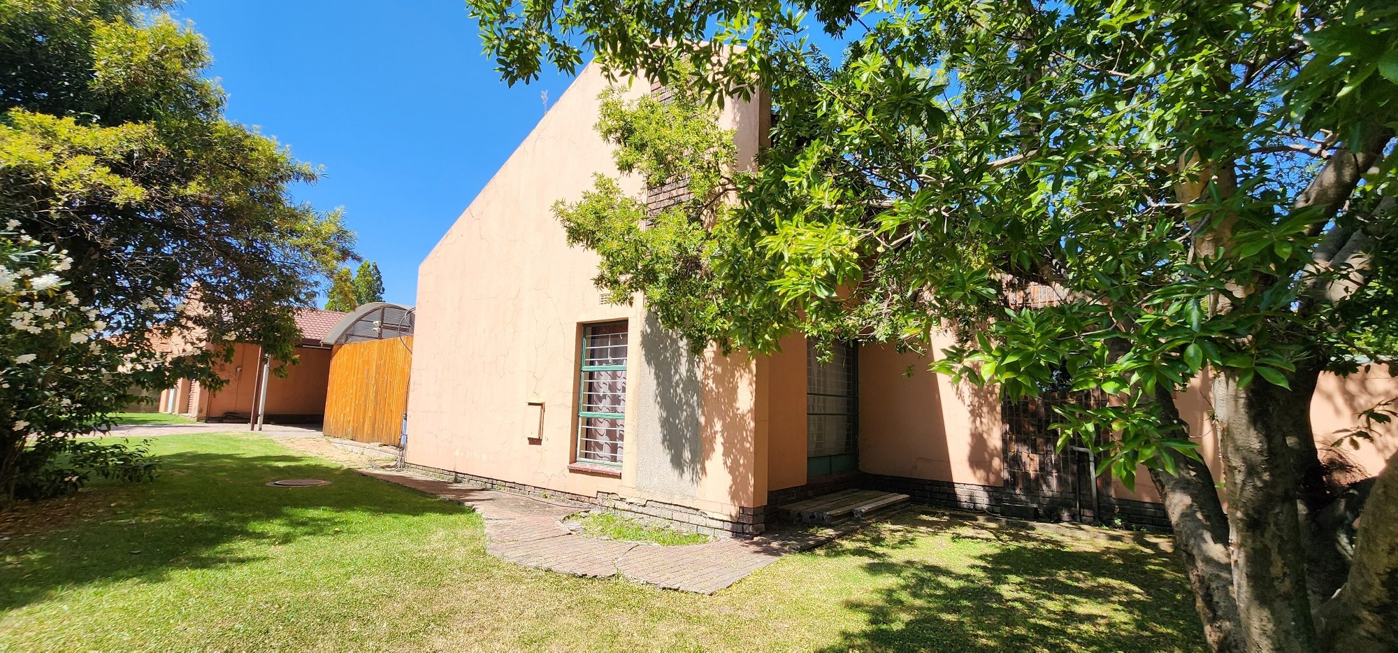 3 Bedroom House For Sale in Brackendowns RE/MAX™ of Southern Africa