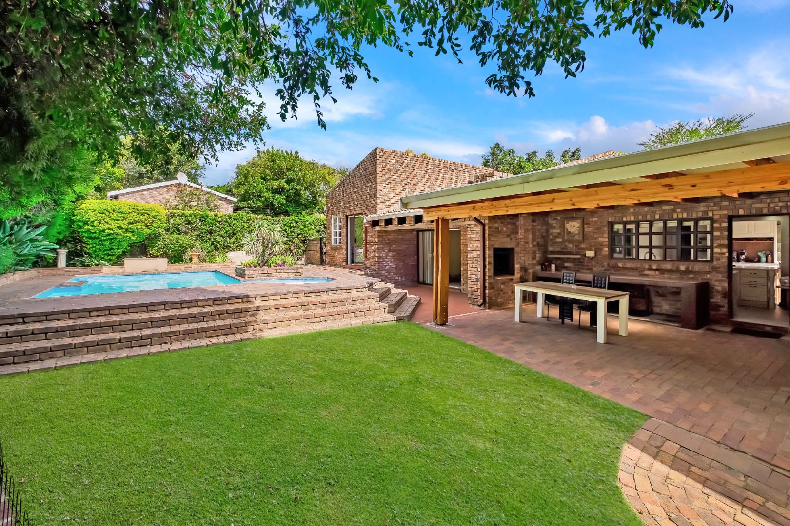 4 Bedroom House For Sale in Hurlingham Manor RE/MAX™ of Southern Africa