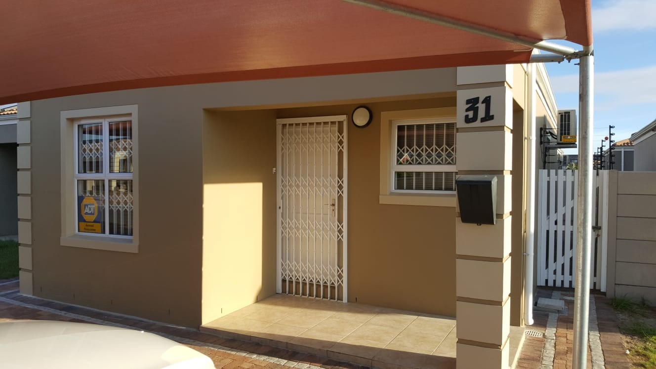 3 Bedroom Townhouse For Sale in Vanguard RE/MAX™ of Southern Africa