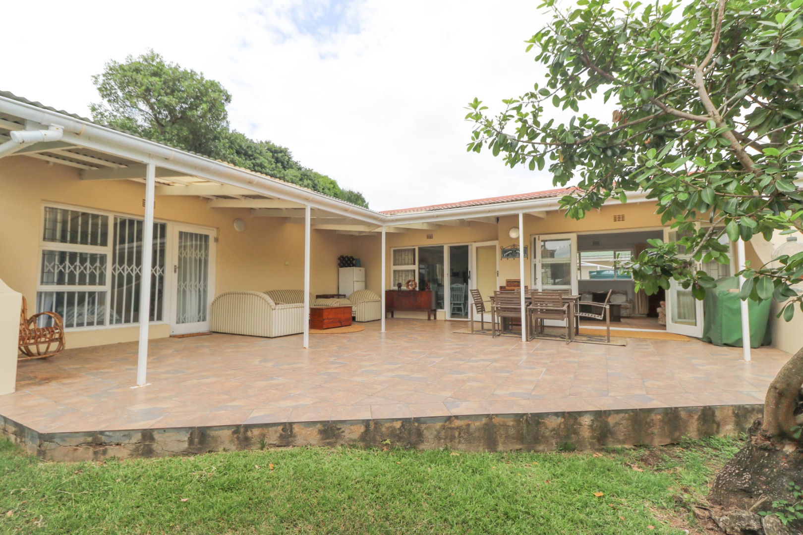 4 Bedroom House For Sale in Kenton On Sea RE/MAX™ of Southern Africa