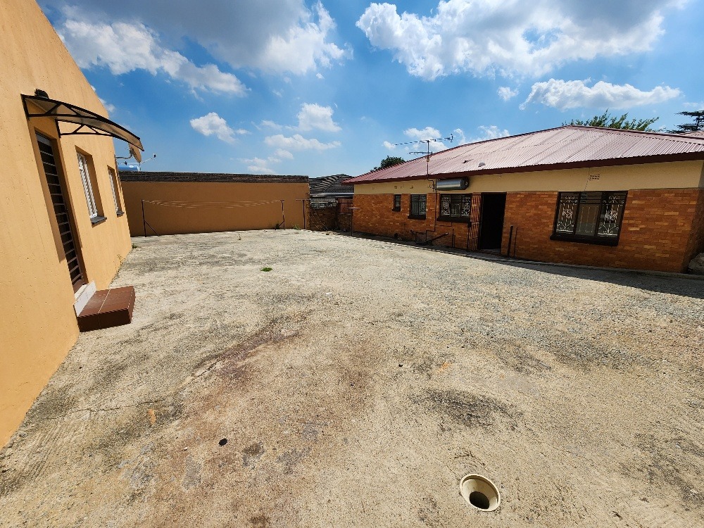 6 Bedroom House For Sale in Chrisville RE/MAX™ of Southern Africa