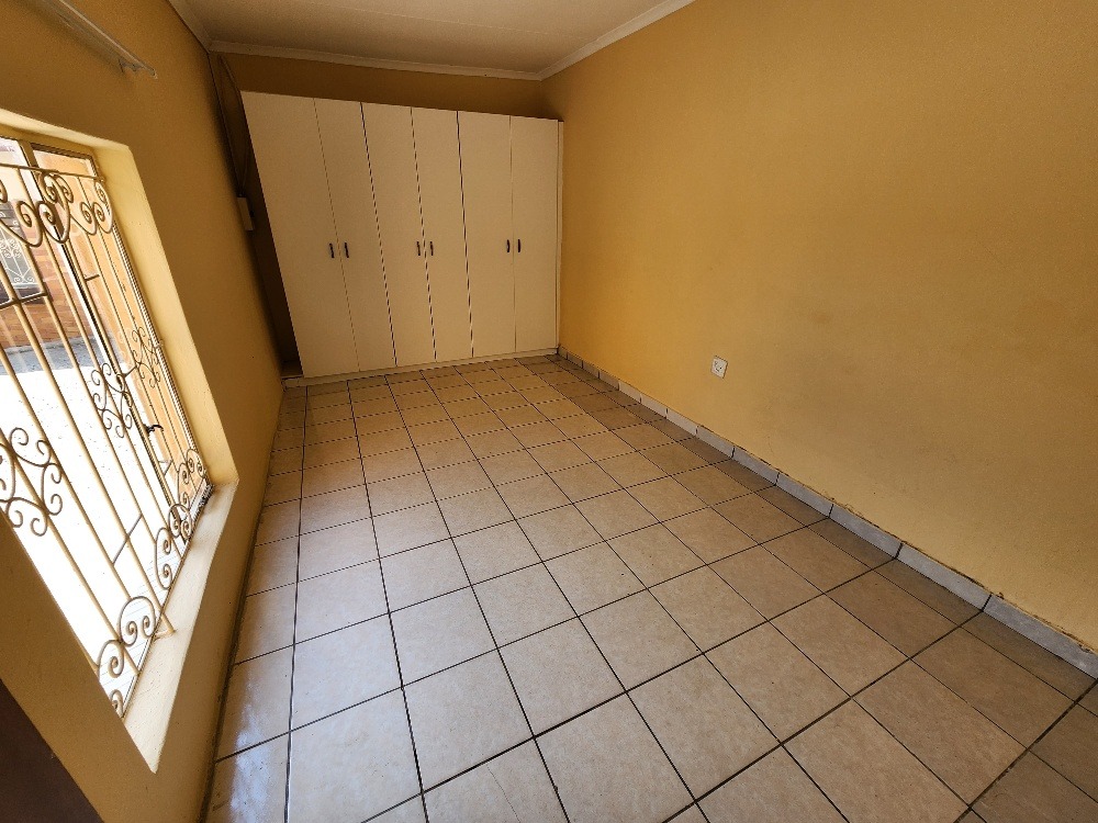 6 Bedroom House For Sale in Chrisville RE/MAX™ of Southern Africa