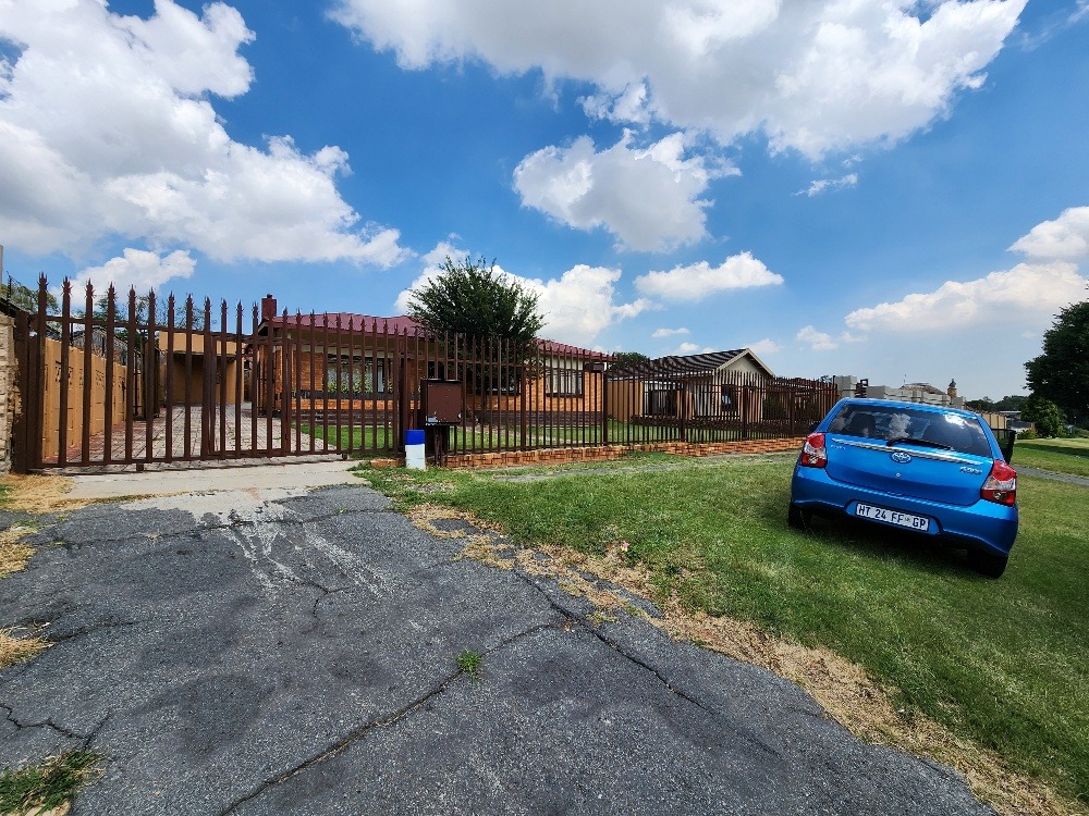 6 Bedroom House For Sale in Chrisville RE/MAX™ of Southern Africa