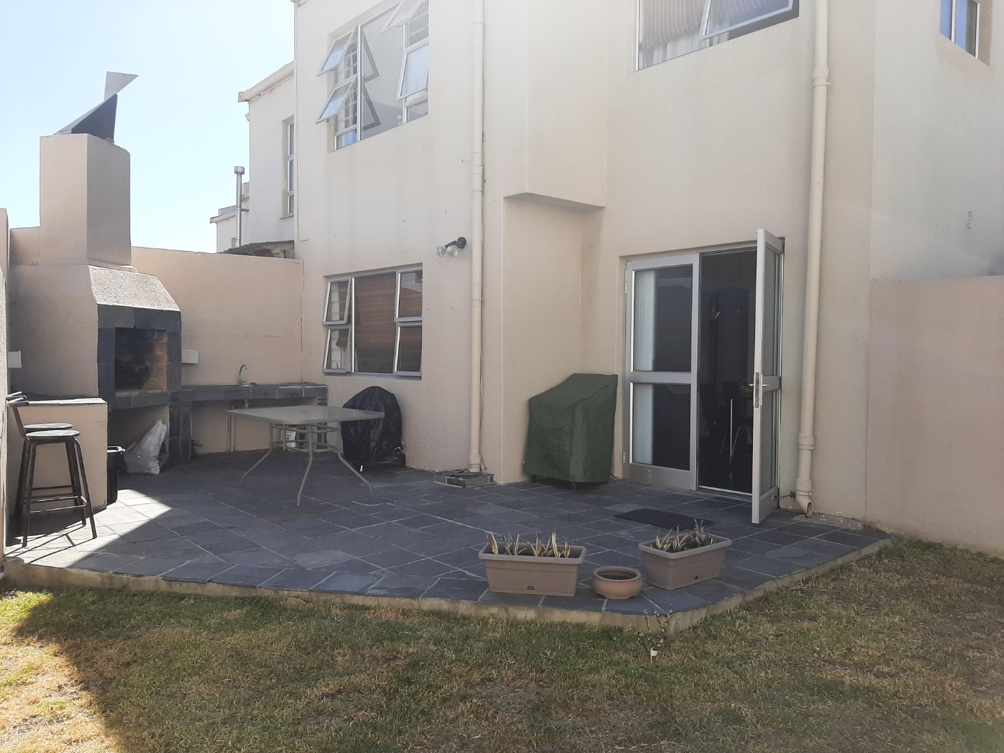 3 Bedroom Townhouse To Rent in Bloubergstrand RE/MAX™ of Southern Africa