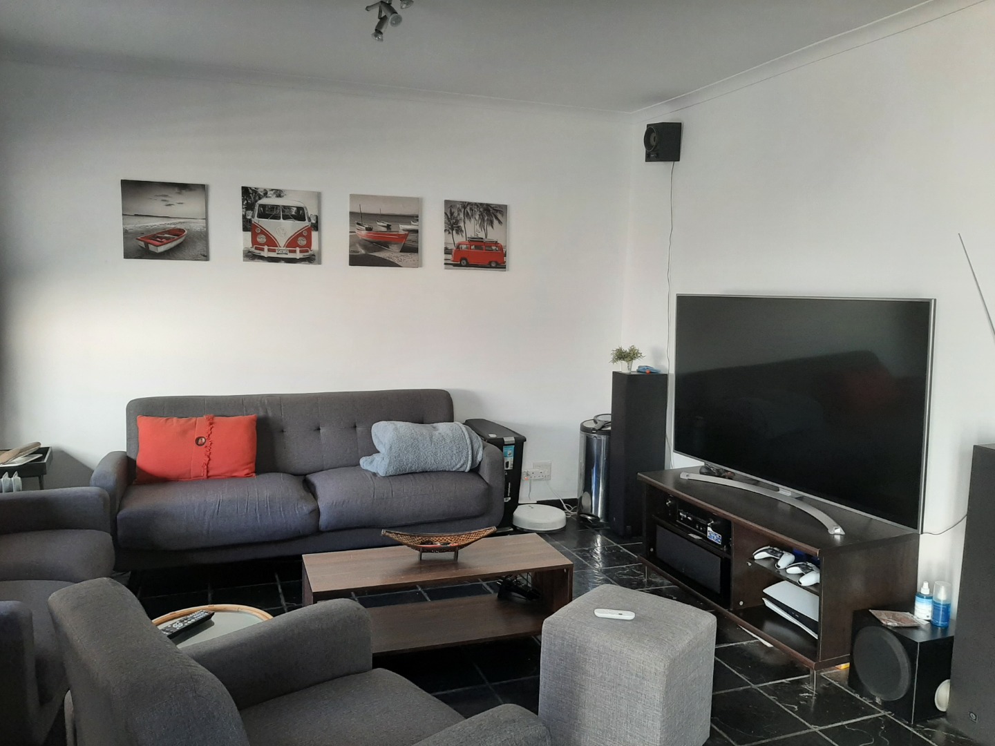 3 Bedroom Townhouse To Rent in Bloubergstrand RE/MAX™ of Southern Africa