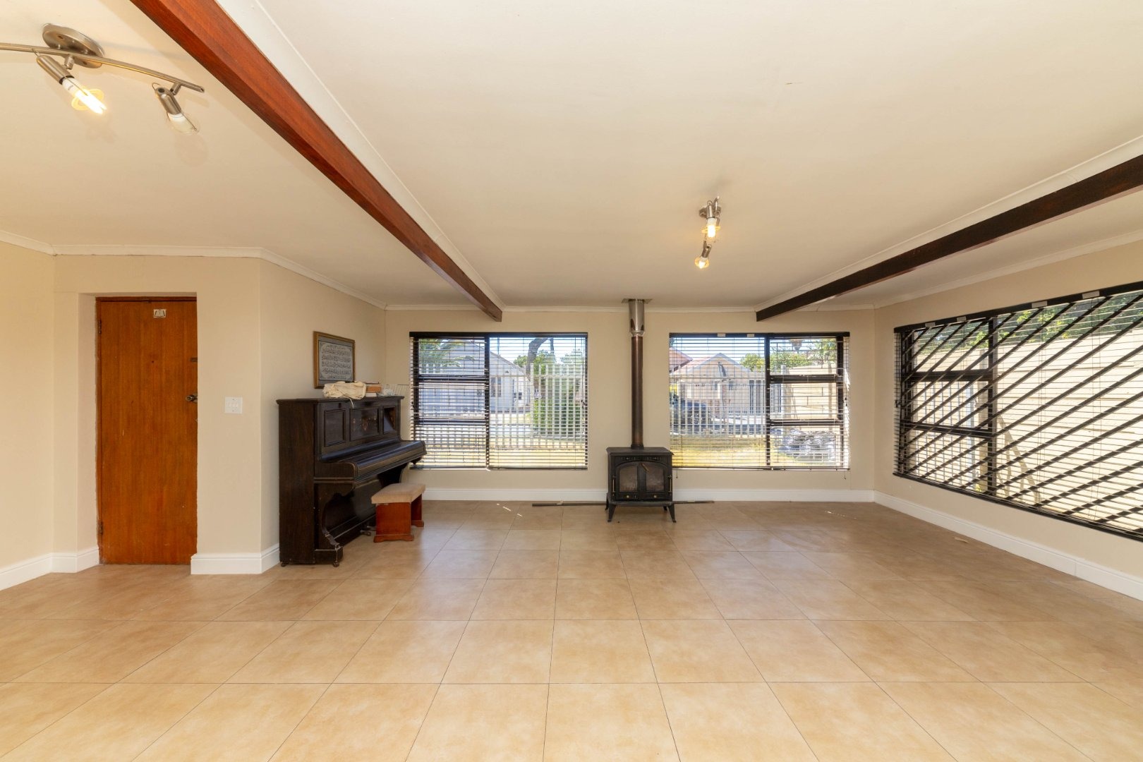 5 Bedroom House For Sale in Ottery RE/MAX™ of Southern Africa