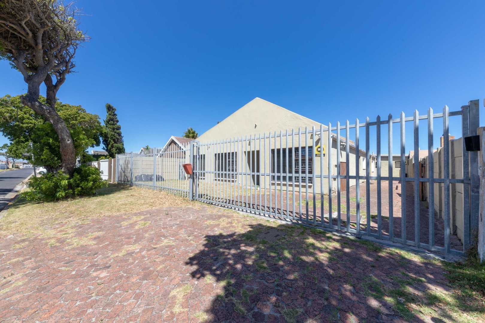 5 Bedroom House For Sale in Ottery RE/MAX™ of Southern Africa
