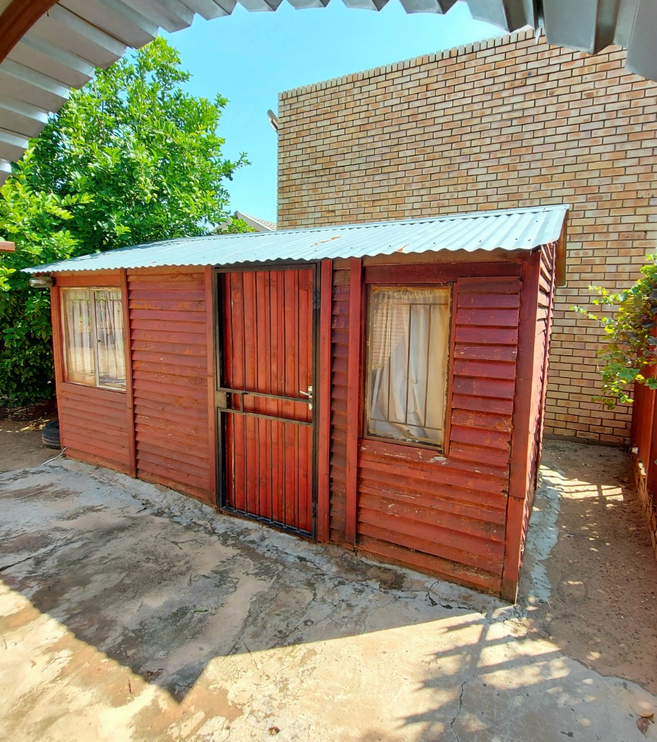 3 Bedroom House For Sale in Mmabatho Unit 15 RE/MAX™ of Southern Africa