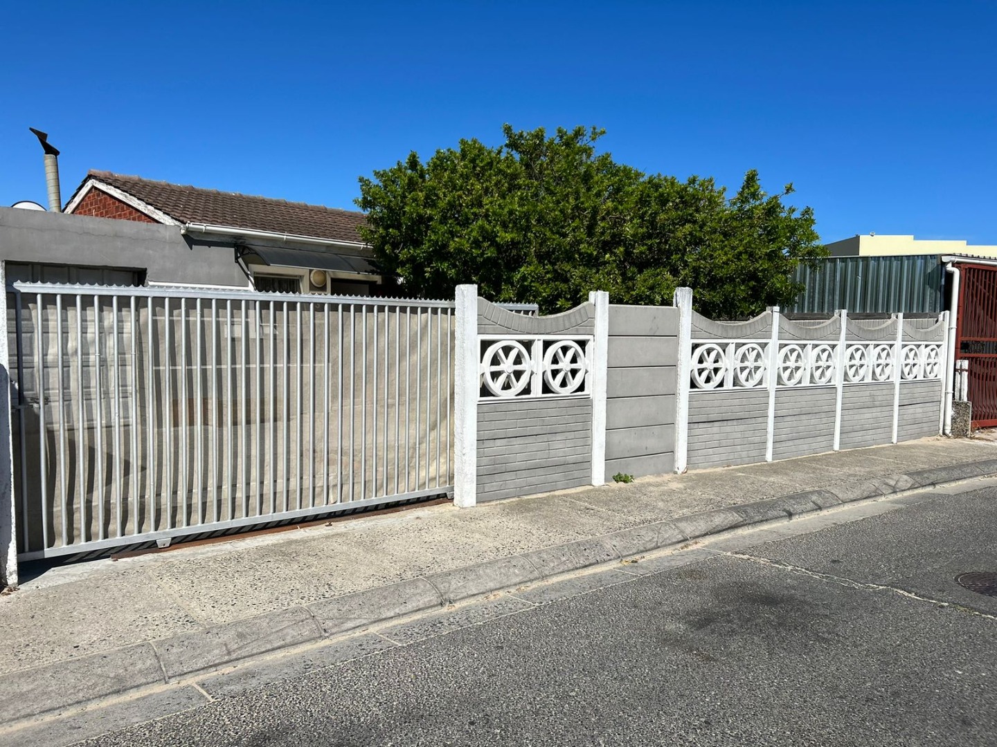 2 Bedroom House For Sale in Westridge RE/MAX™ of Southern Africa