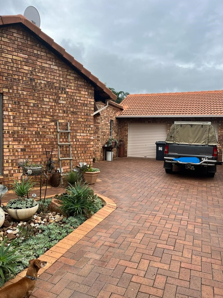 3 Bedroom House To Rent in Moreleta Park RE/MAX™ of Southern Africa