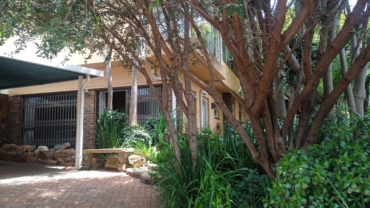 4 Bedroom House For Sale in Mondeor RE/MAX™ of Southern Africa