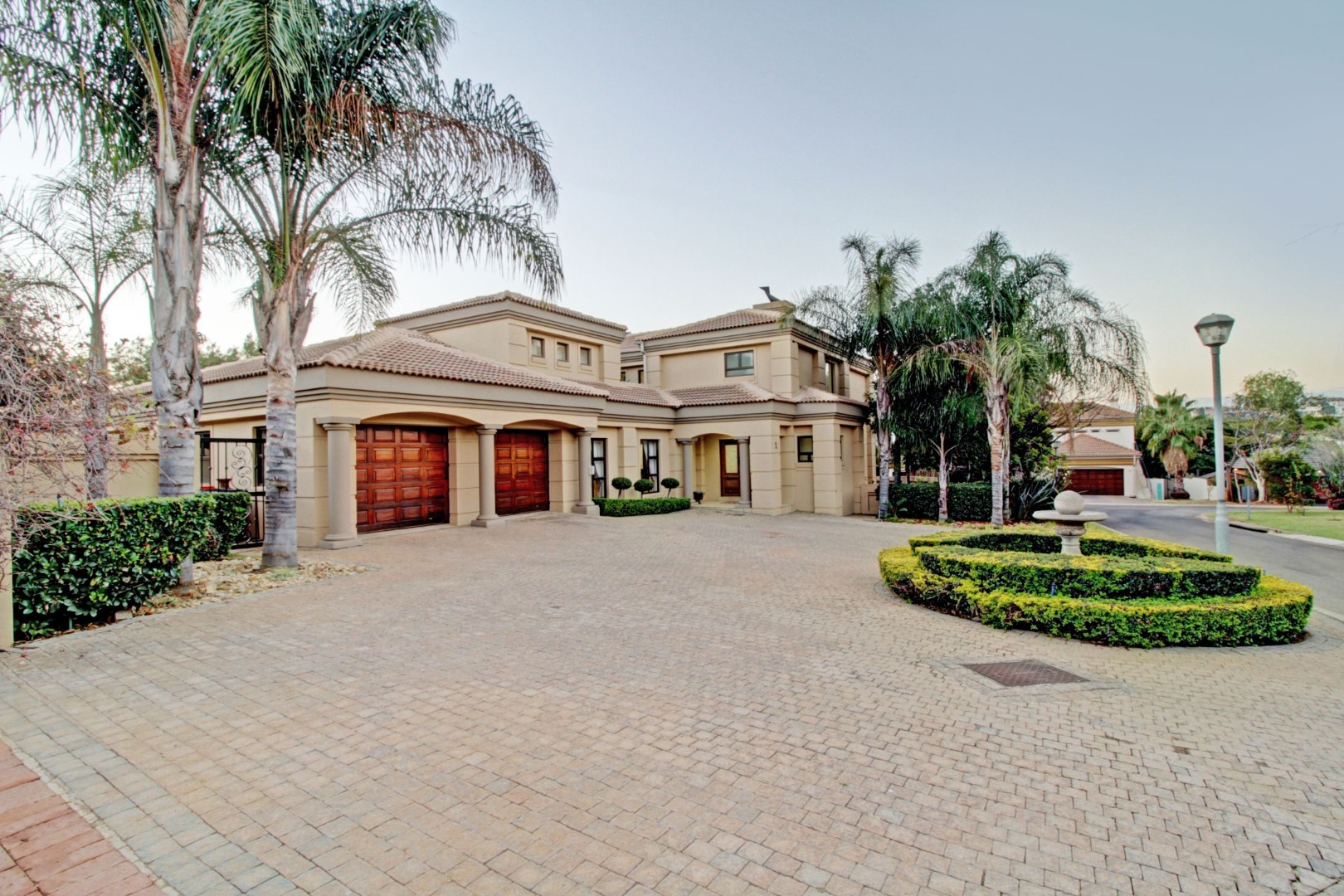 5 Bedroom House To Rent in Woodhill Golf Estate RE/MAX™ of Southern