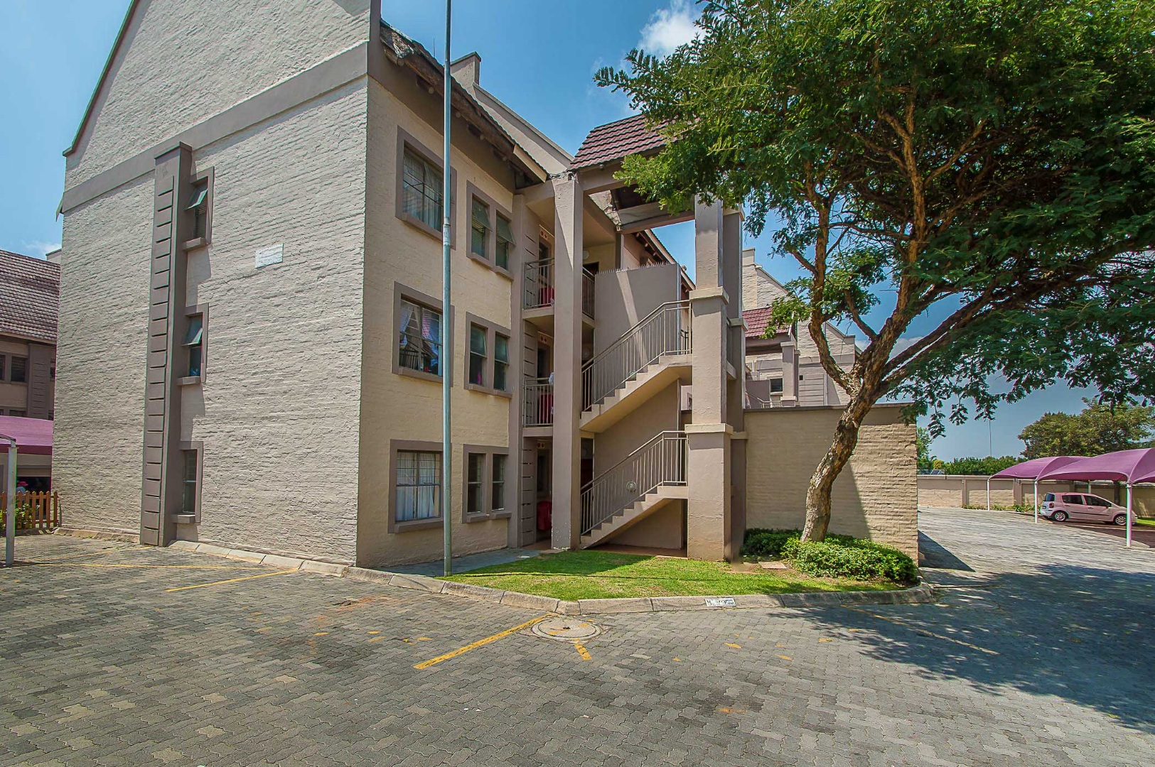 2 Bedroom Apartment / Flat For Sale in Sundowner RE/MAX™ of Southern