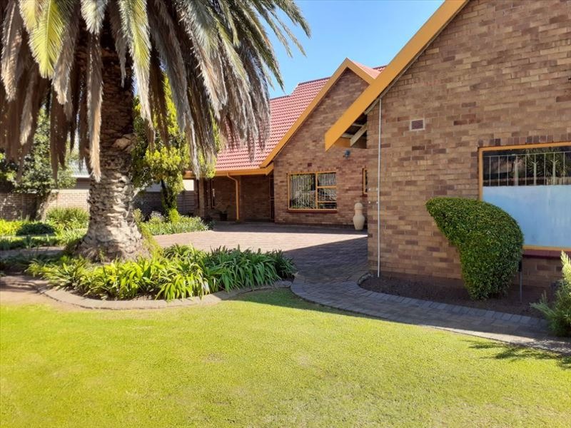 3 Bedroom House For Sale in Sunward Park RE/MAX™ of Southern Africa