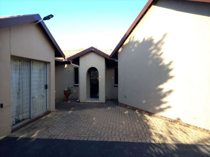 3 Bedroom House For Sale in Bonaero Park RE/MAX™ of Southern Africa