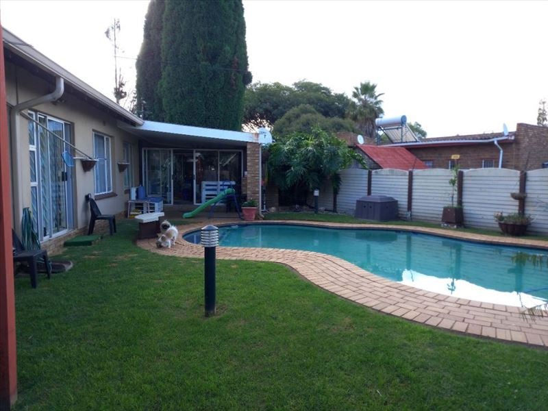 3 Bedroom House For Sale in Bonaero Park RE/MAX™ of Southern Africa