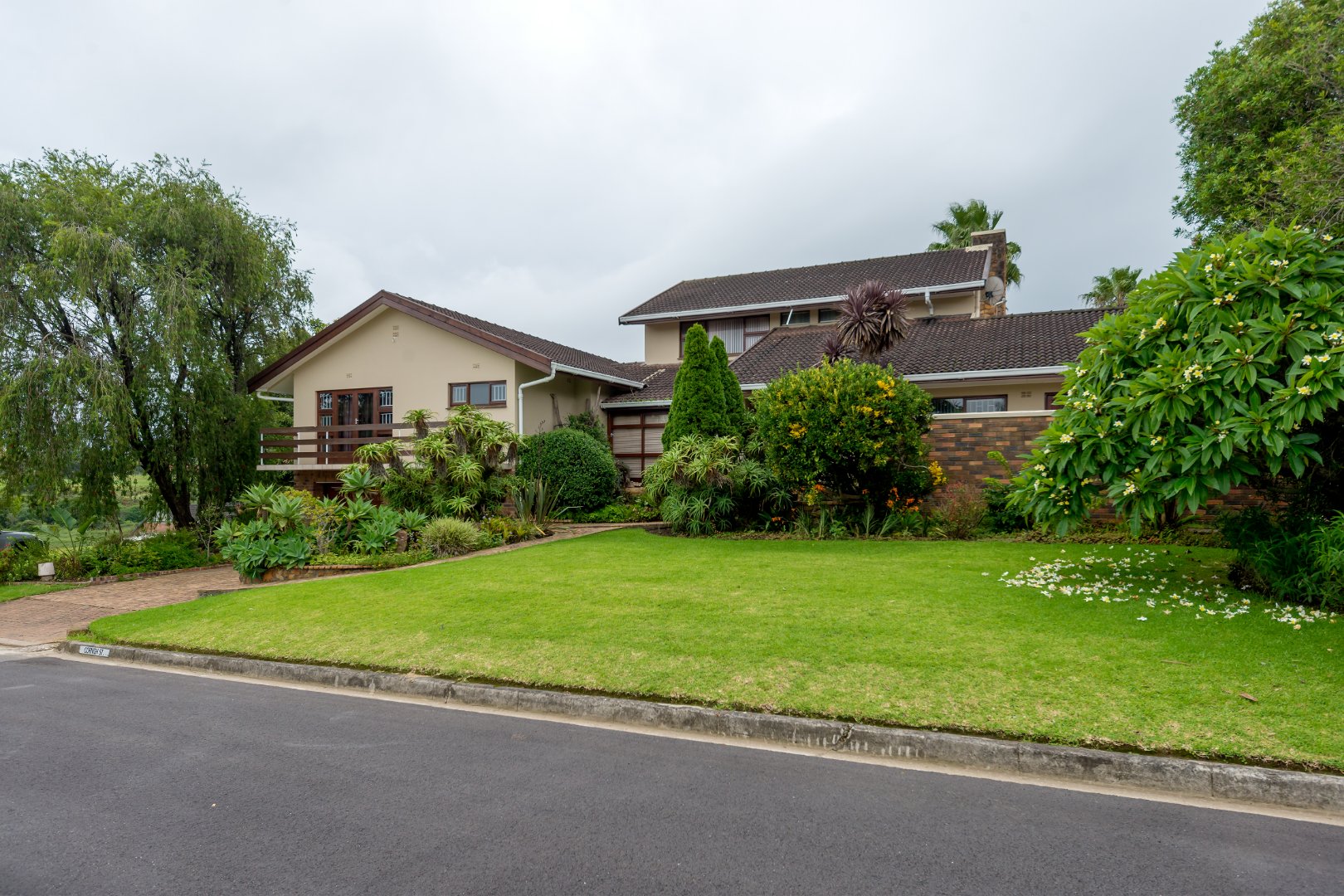 6 Bedroom House For Sale in Dormehls Drift RE/MAX™ of Southern Africa