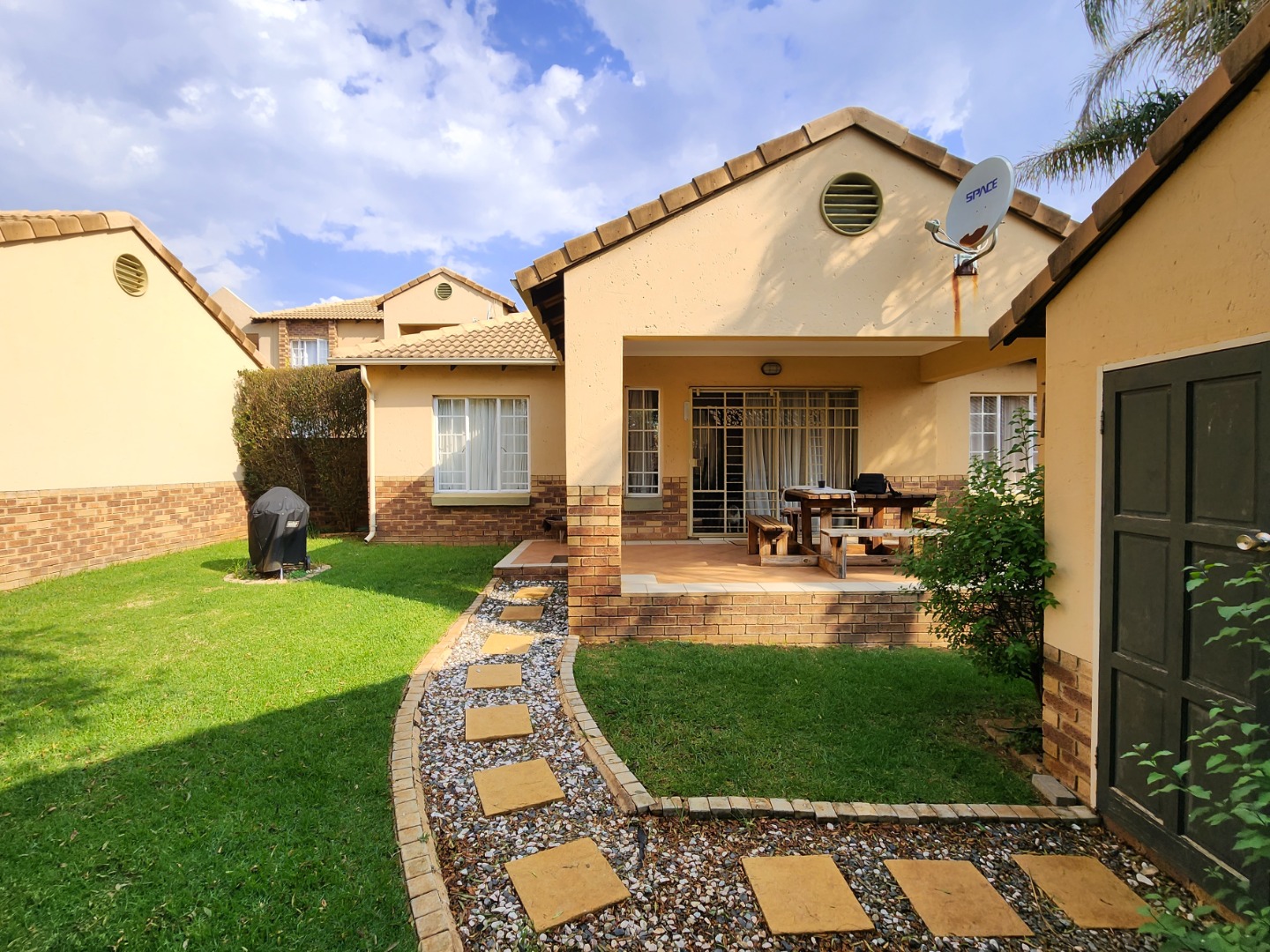 3 Bedroom Townhouse For Sale in Moreleta Park RE/MAX™ of Southern Africa