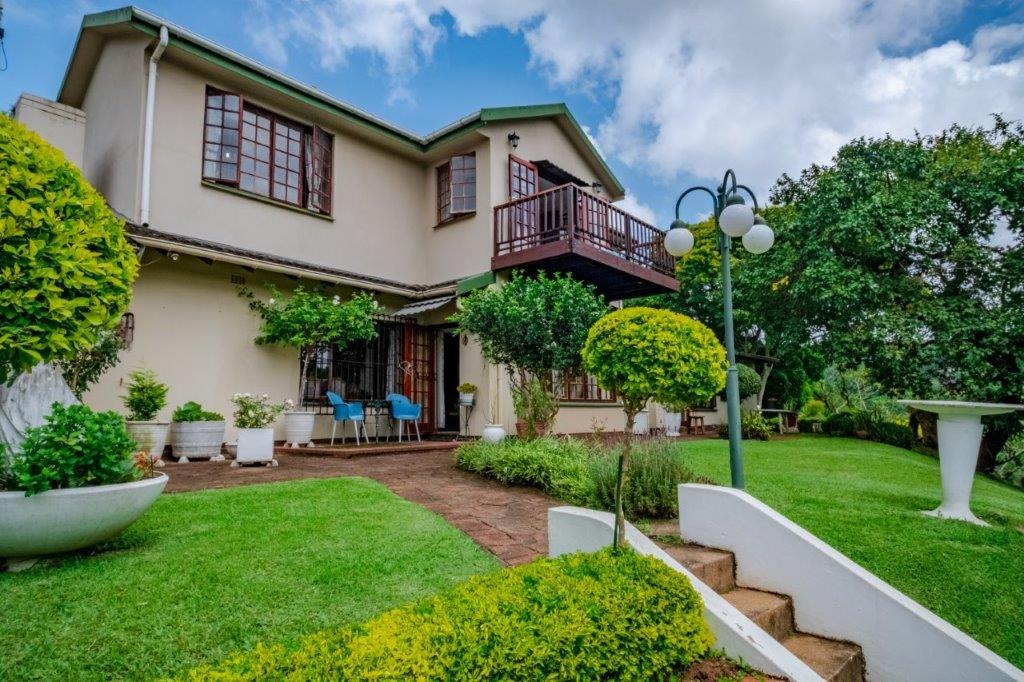 6 Bedroom House For Sale in Cowies Hill RE/MAX™ of Southern Africa