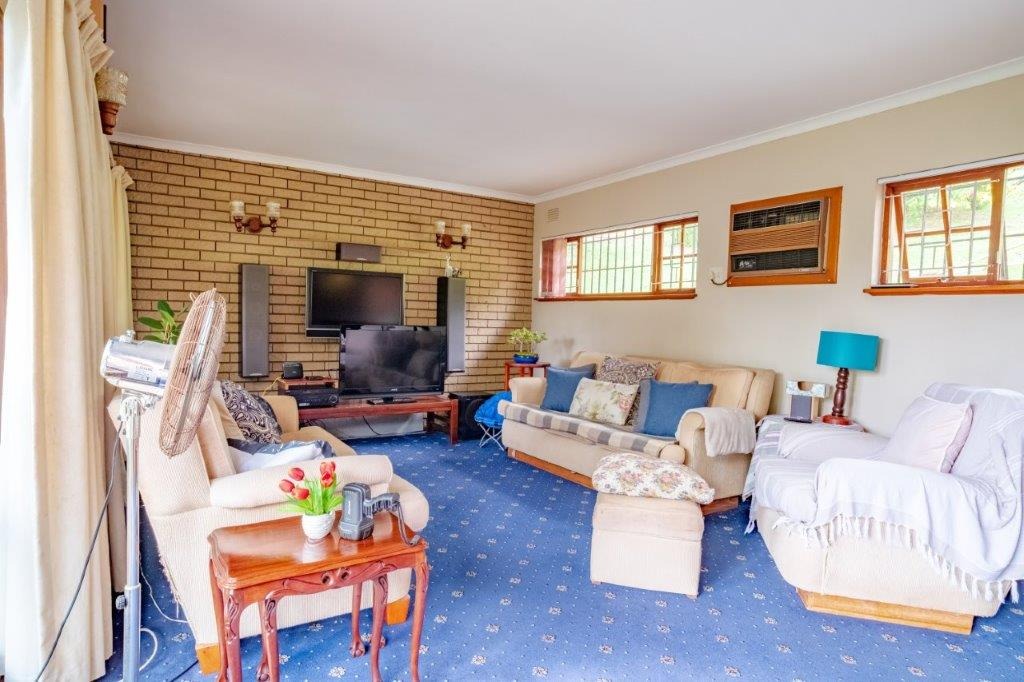 6 Bedroom House For Sale in Cowies Hill RE/MAX™ of Southern Africa