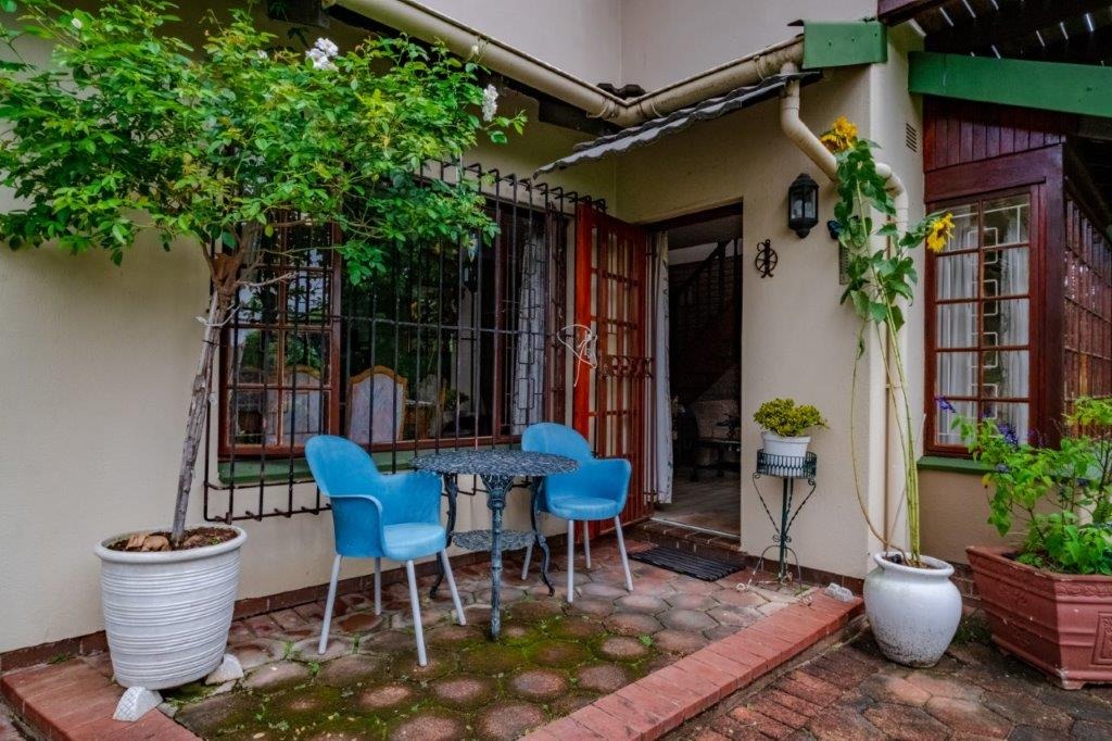 6 Bedroom House For Sale in Cowies Hill RE/MAX™ of Southern Africa