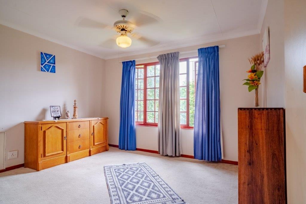 6 Bedroom House For Sale in Cowies Hill RE/MAX™ of Southern Africa