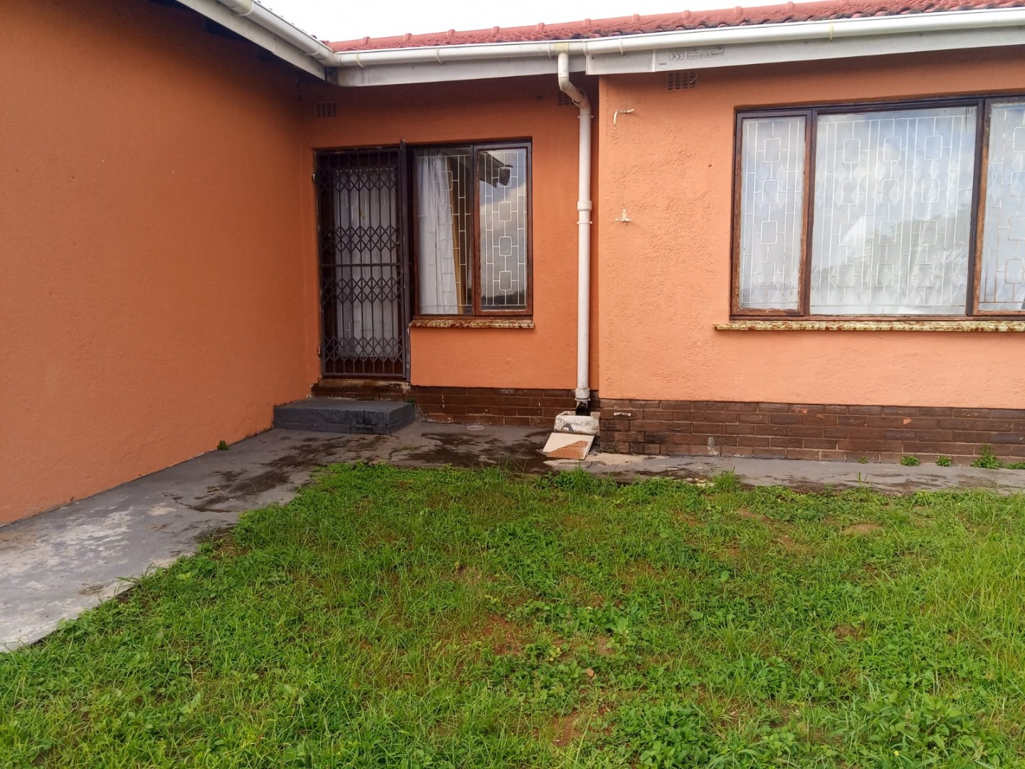 3 Bedroom House For Sale in Burlington Heights RE/MAX™ of Southern Africa