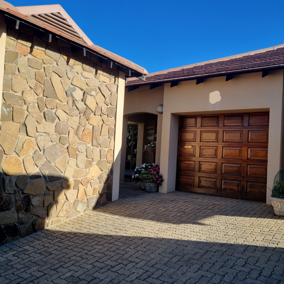 2 Bedroom House For Sale in Woodland Hills Wildlife Estate RE/MAX™ of