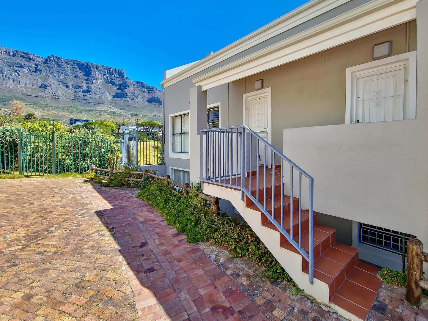 3 Bedroom Apartment / Flat For Sale in Vredehoek RE/MAX™ of Southern